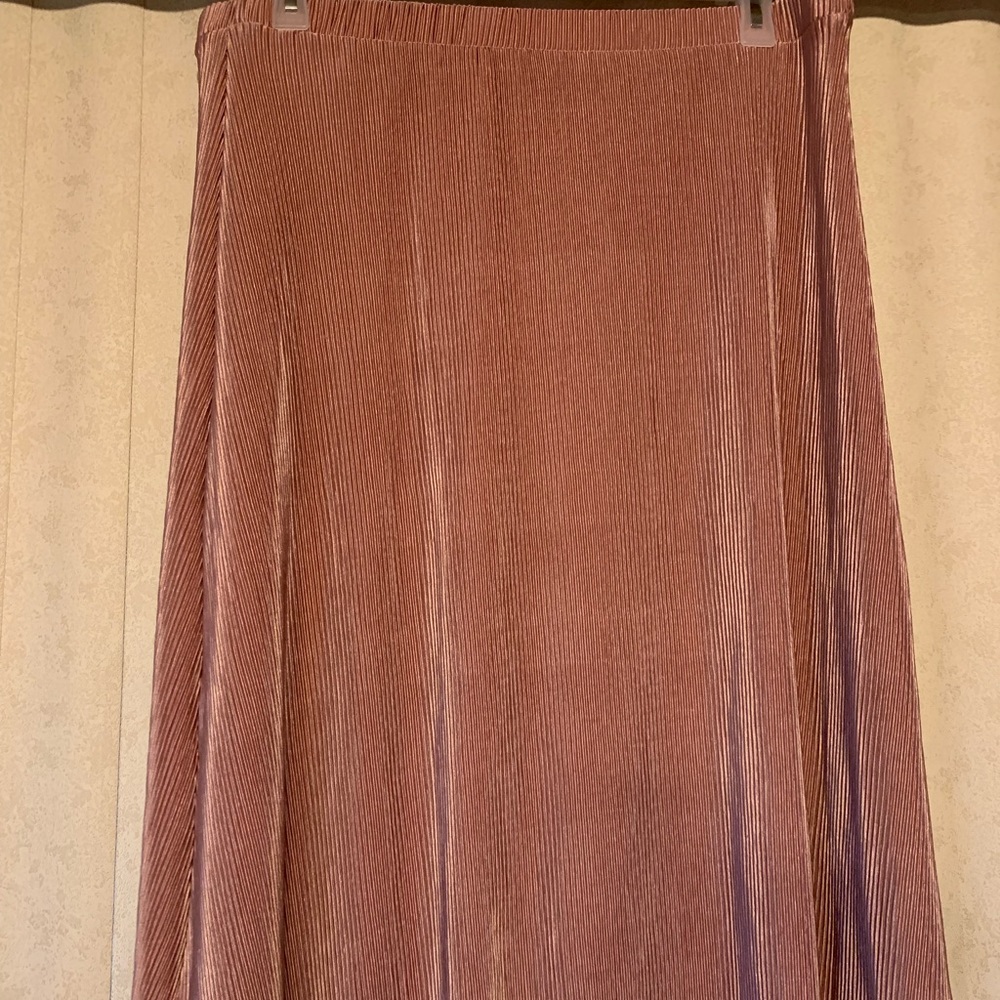 “Ultra Teeze” pleated skirt